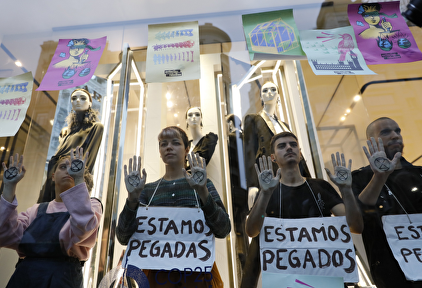 Manifestantes en el escaparate de Zara en Gran Vía (Madrid) | Twitter