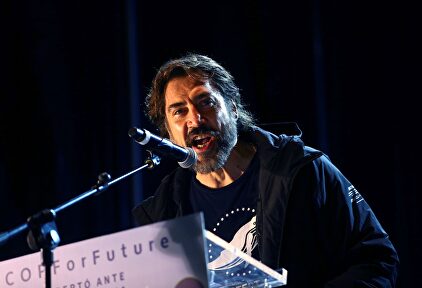 Javier Bardem en el escenario en Nuevos Ministerios donde ha finalizado la manifestación | EFE