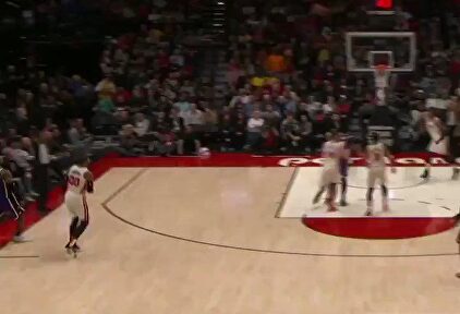 El 'culazo' de la NBA: Lebron James derriba a una seguidora en pleno partido