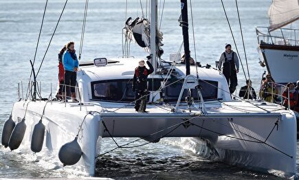 Greta Thunberg saluda esta semana, a su llegada a Lisboa, desde la cubierta del catamarán en el que ha atravesado el Océano Atlántico. | EFE