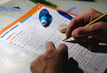 Un escolar hace sus deberes en Valladolid este martes, día en que se hizo público el informe internacional PISA 2018. | EFE