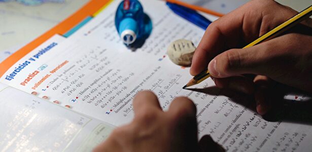 Un escolar hace sus deberes en Valladolid este martes, día en que se hizo público el informe internacional PISA 2018. | EFE