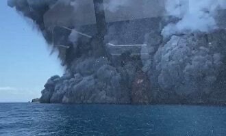 Turistas filman desde sus barcos la espectacular erupción de un volcán en Nueva Zelanda