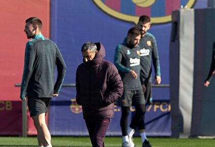 Ernesto Valverde dirige el entrenamiento del Barcelona en Sant Joan Despí. | EFE