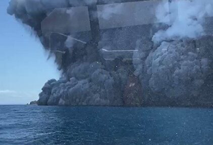 Turistas filman desde sus barcos la espectacular erupción de un volcán en Nueva Zelanda