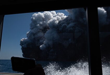 Las fotos de la erupción en Nueva Zelanda de un turista que logró huir