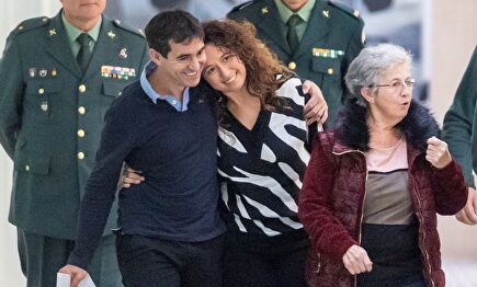 El padre, la tía y la abuela de la niña, este lunes. | EFE