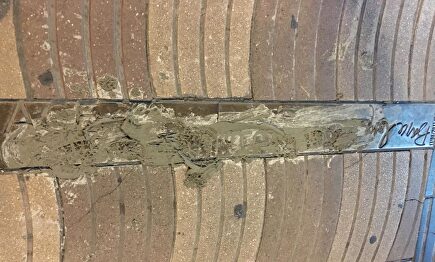 La placa embadurnada con cemento | LD