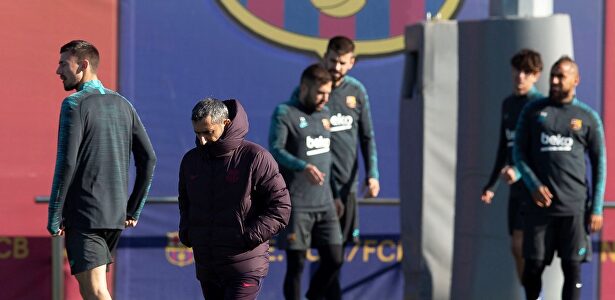 Ernesto Valverde dirige el entrenamiento del Barcelona en Sant Joan Despí. | EFE