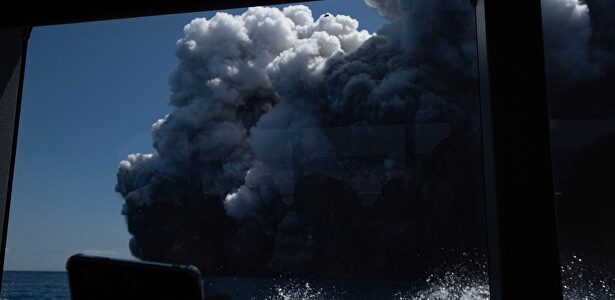 Las fotos de la erupción en Nueva Zelanda de un turista que logró huir