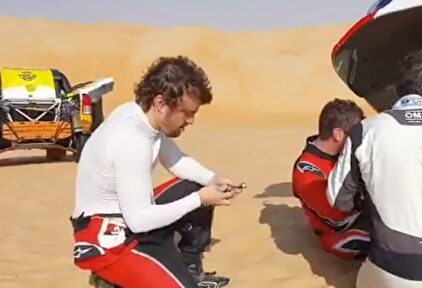 El vacile de Jesús Calleja a Fernando Alonso al encallar en una duna