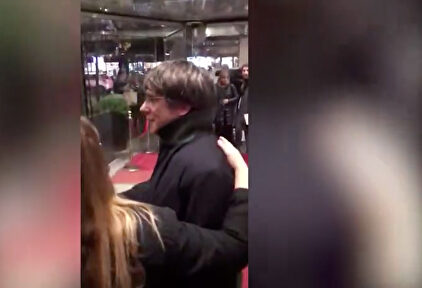 Increpan e insultan en catalán a Puigdemont en un hotel de Bruselas