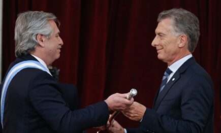 El presidente electo, Alberto Fernández, recibe el bastón de mando de manos del presidente saliente, Mauricio Macri. | EFE