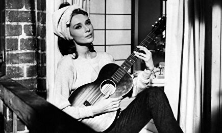 Audrey Hepburn canta Moon river en una escena de Desayuno con diamantes | Archivo