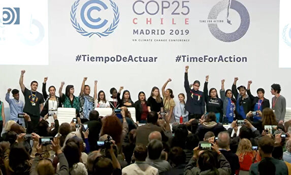 Greta Thunberg, rodeada de jóvenes con el puño en alto, esta semana, en la COP-25 de Madrid. | Europa Press