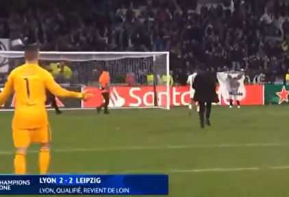 Una bandera racista casi provoca una pelea entre el capitán del Lyon y un ultra