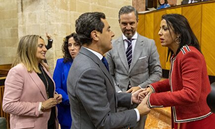 Juan Manuel Moreno saluda a la presidenta de la Cámara, Marta Bosquet | EFE