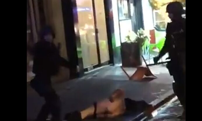 Ultras del Galatasaray desnudan y agreden a un radical del PSG por quemar una bandera de Turquía