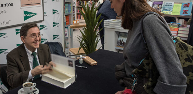 Cientos de personas colapsan otra vez El Corte Inglés en la firma de libros de Jiménez Losantos