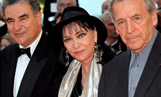 Anna Karina, con el director Constantin Costa-Gavras. | EFE