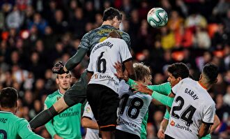 Courtois remate el saque de esquina. | EFE