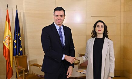 El saludo entre Sánchez y Arrimadas. | EFE