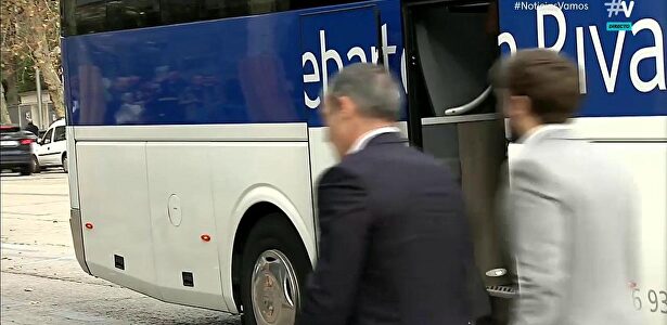 El vídeo viral de como sale un gigantón de 2,21 como Tavares del autobús del Real Madrid