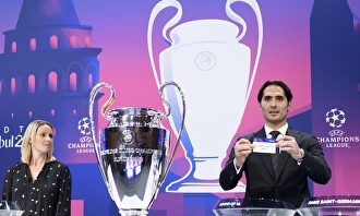 Hamit Altintop (d), durante el sorteo de Champions celebrado en Nyon. | EFE