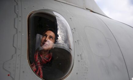 Robles, a bordo de un helicóptero durante la visita a las tropas en la base aeronaval de Sigonella | EFE