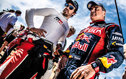 Fernando Alonso y Carlos Sainz, amigos ahora, rivales en un mes