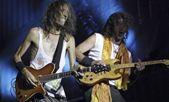 Robe Iniesta e Iñaki Antón, durante un concierto de Extremoduro en 2014 | EFE