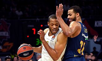 Anthony Randolph (i), en acción ante Shavon Shields. | EFE