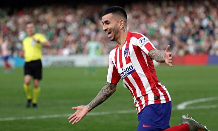 Ángel Correa celebra su gol al Betis en el Benito Villamarín. | EFE