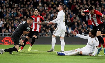 Jovic (c) se lamenta tras mandar un cabezazo al larguero. | EFE