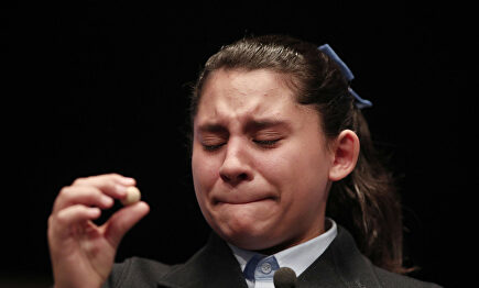 Una niña, emocionada al cantar un premio | Pixabay/CC/Capri23auto