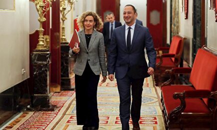 Meritxell Batet y Alfonso Rodríguez este lunes en el Congreso de los Diputados. | EFE