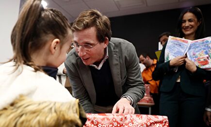 Almeida y Villacís reparten regalos en un centro de acogida | EFE