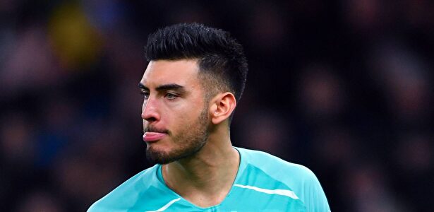 El surrealista penalti de Gazzaniga a Marcos Alonso con patada voladora incluida