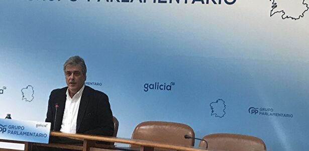 El portavoz parlamentario del PPdeG, Pedro Puy, en la rueda de prensa | Europa Press
