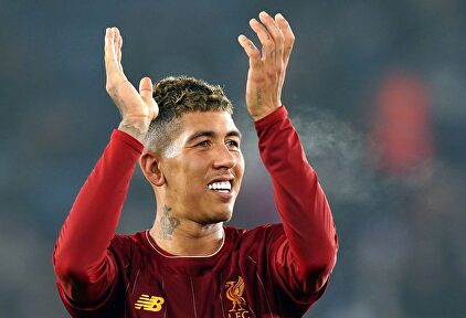 Roberto Firmino saluda a los aficionados tras la goleada del Liverpool al Leicester. | EFE
