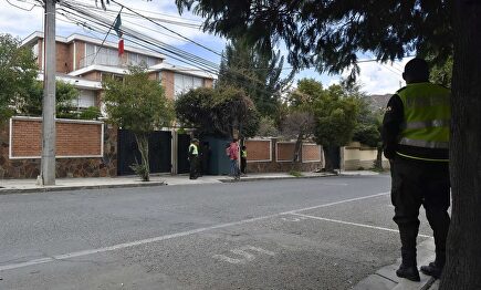Vista de la Embajada mexicana con presencia policial en La Paz (Bolivia). | EFE