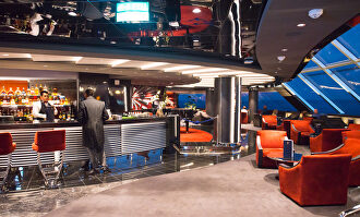 El bar y la recepción del hall en la zona de lujo Yacht Club, dentro del crucero MSC Grandiosa.