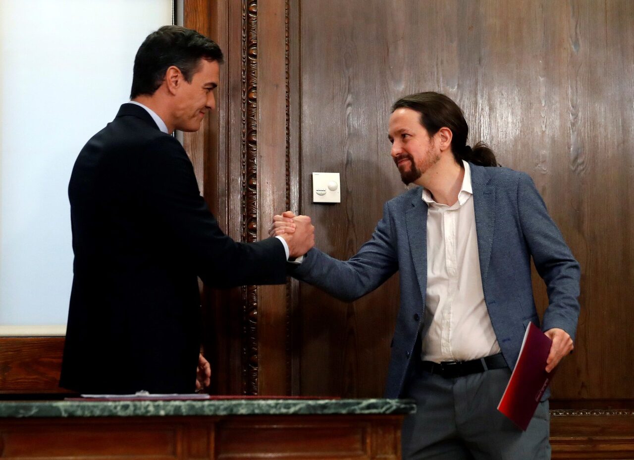 Pablo Iglesias y Pedro Sánchez, tras presentar el programa. | EFE