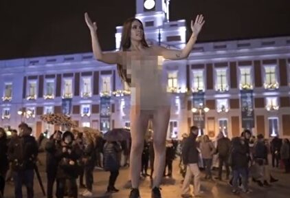 Cristina Pedroche se pasea completamente desnuda por la Puerta del Sol de Madrid