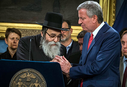 El alcalde de Nueva York y un representante de comunidades judías de la ciudad. | EFE