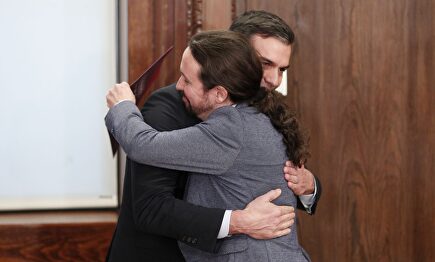 Pedro Sánchez y Pablo Iglesias se abrazan durante el acto de presentación del programa de Gobierno del PSOE y Podemos. | Eduardo Parra (Europa Press)