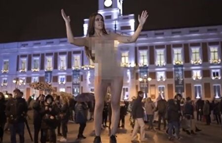 Cristina Pedroche se pasea completamente desnuda por la Puerta del Sol de Madrid