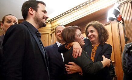 Lastra y Montero celebran el acuerdo junto a Alberto Garzón. | EFE