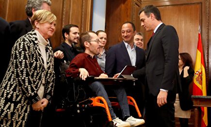 Pedro Sánchez saluda a Pablo Echenique, tras presentar el programa. | EFE