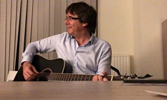 Puigdemont comienza el año pidiendo que le lleven a casa guitarra en ristre